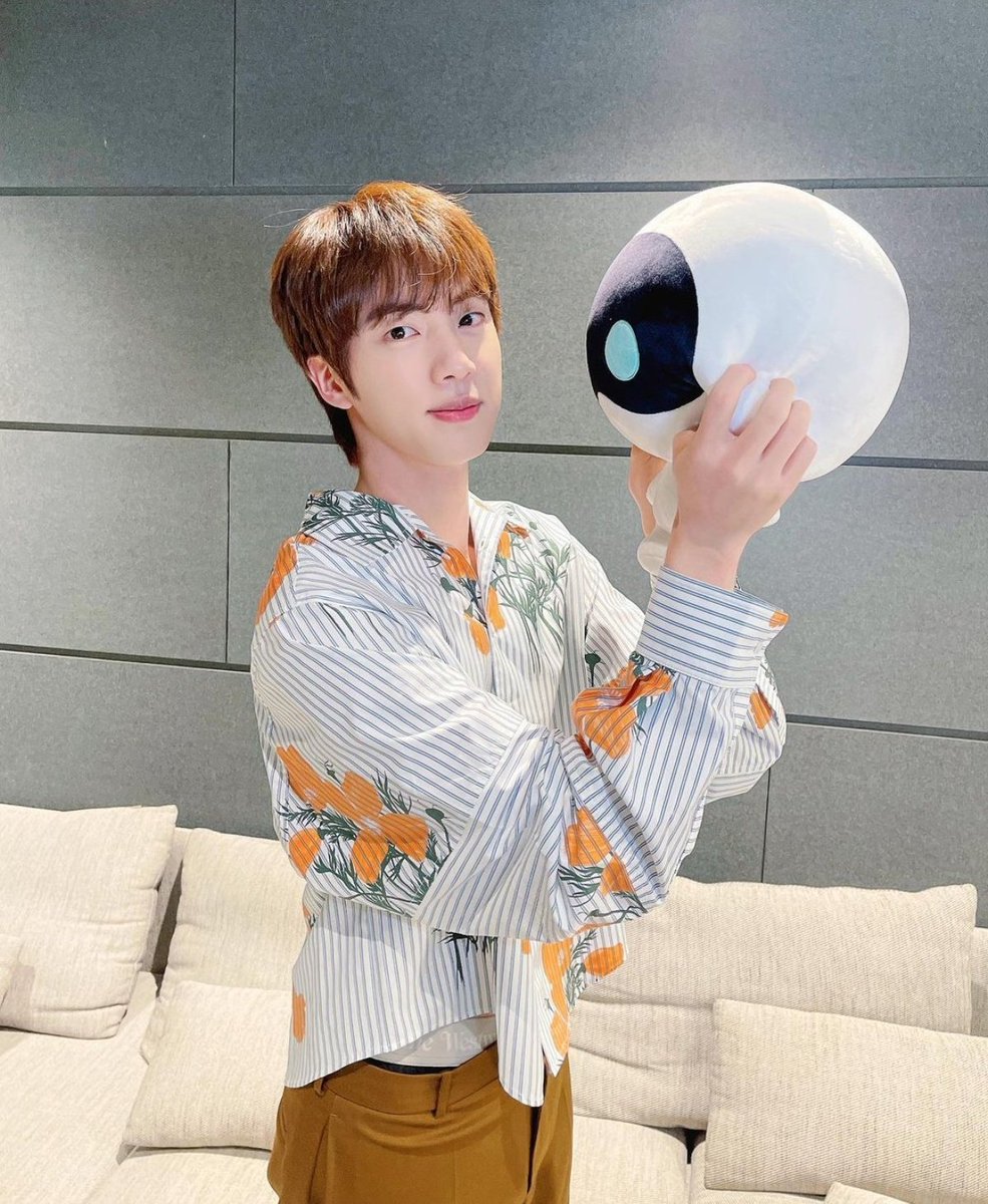 FTV0395's tweet photo. Happyyyy Birthdayyyy Jinnie,
happy birthday to our silliest ang cutest hyung
you are my energy booster,my big buddy
saranghae Jin, I love you so much 💜 Gonna stay with you till the last phase of our life
#HappyBirthdayJin #JINDAY #OurBelovedSeokjin https://t.co/3k5DgOB3wW