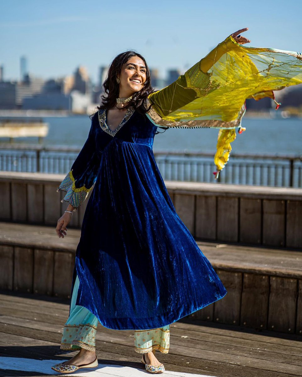 jyomrunal's tweet photo. Only she can make the world forget with laughter 🤗
.
.
#MrunalThakur #smileyqueen #risingstar #SensationStar #newyorkdiaries #dance #music #IndianActress https://t.co/l386e3q25r