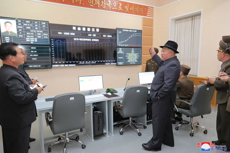 _NOALCOMUNISMO's tweet photo. CRIPTOMONEDAS: MUY USADAS PARA LO ILEGAL, PARA EL LAVADO DE DINERO
El programa nuclear de Corea del Norte se financia con criptomonedas robadas: Podría verse afectado por el colapso de FTX 
El dictador tiene entre 6.000 y 7.000 hackers trabajando tanto dentro como fuera del país https://t.co/y9ihdRAbOD