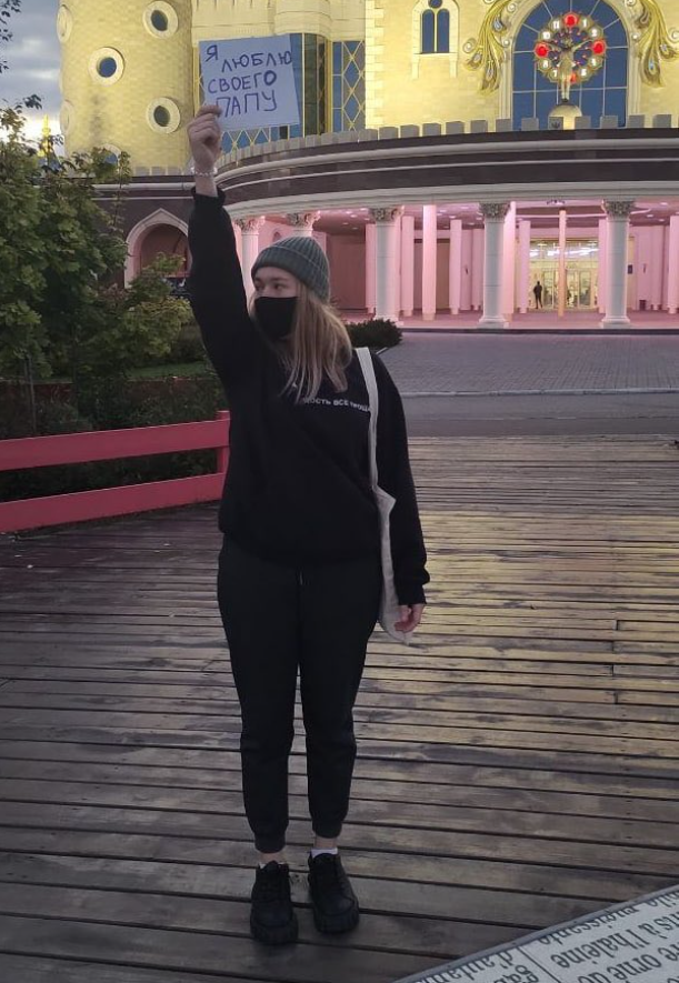 This young woman in Kazan showed a poster which says:

"I love my dad."

She was arrested and fined 30,000 Ruble for "discrediting the Russian army". 

Russia is an open-air prison with clown guards.
#Tatarstan #Kazan #Russia