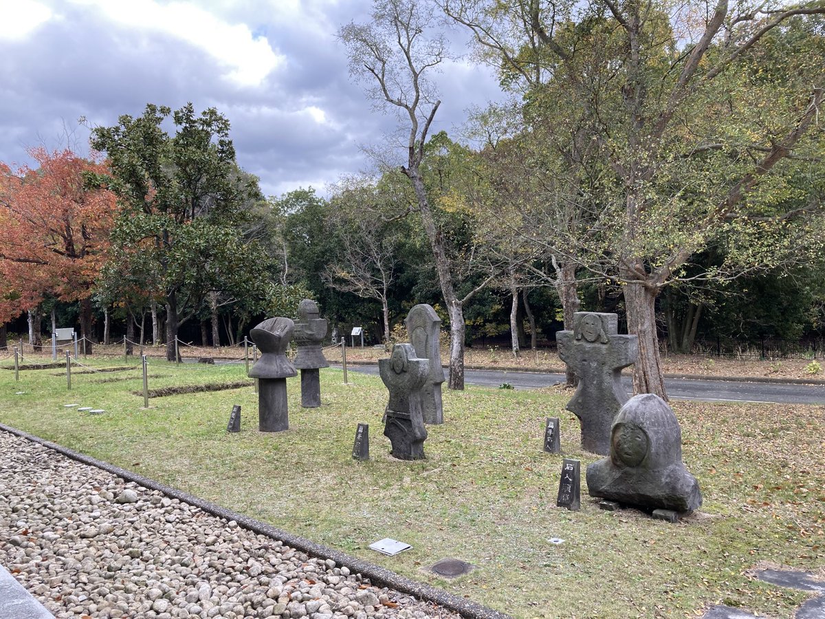 九州歴史資料館「京都平野と豊国の古代」滑り込みで行ってきました。
行橋市近辺は景行天皇の時代から大和朝廷の九州支配の拠点だったとされているのですね。

お庭にはレプリカの石人さんもいましたよ。