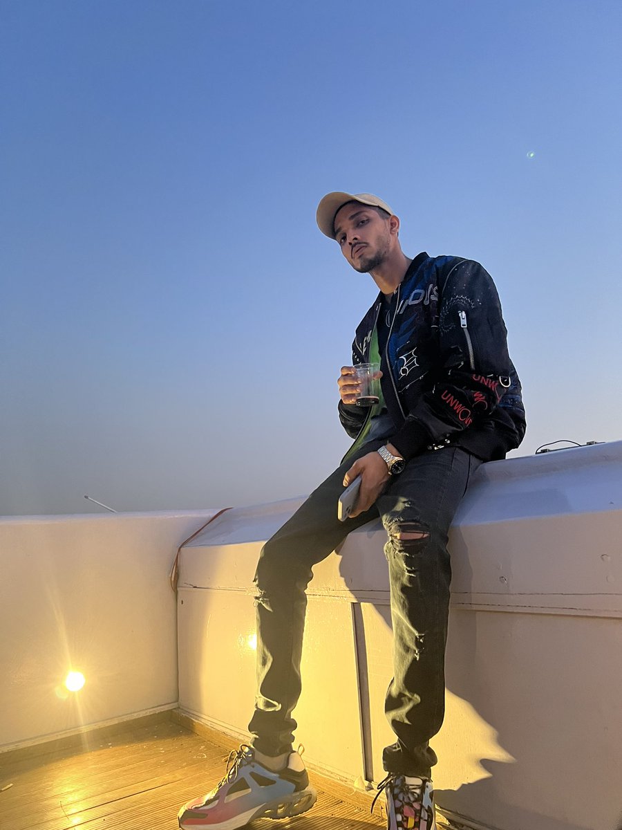 talhahanjum's tweet photo. 🌊 🛥️ new music tonight? https://t.co/yljDUncZsy