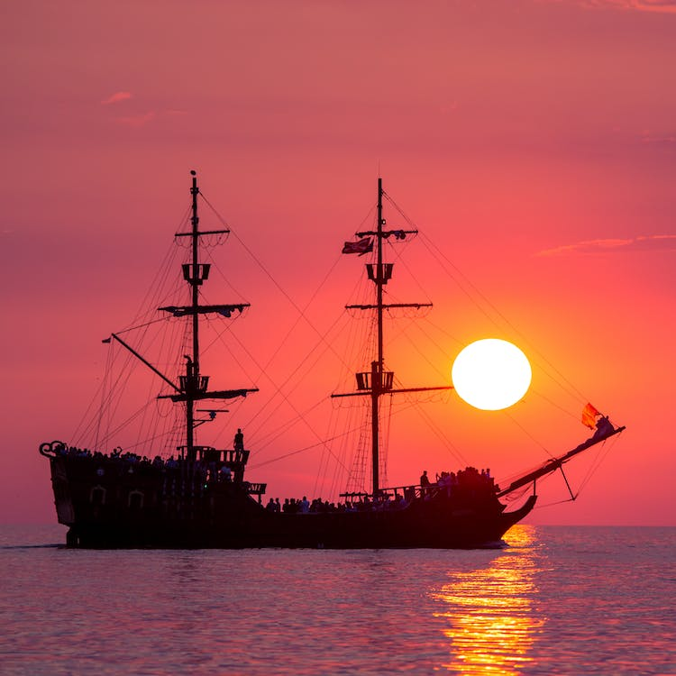 ‘เจ้ารู้อะไรไหม?’
‘...โชคเองก็นับเป็นพรสวรรค์’

ท่ามกลางเสียงคลื่นลม 
และกลิ่นอายเป็นเอกลักษณ์ของท้องทะเล 

ชายชราคนหนึ่งเคยเอ่ยกับหัวหน้าช่างแห่งวาฬราตรี– พลางแบ่งปันสุราผสมน้ำราคาถูกให้ 

สมัยที่นางยังเป็นเด็กเสิร์ฟในร้านเหล้าเล็กๆ 
สมัยที่ยังใช้ชื่อ ‘มากาเร็ต สกอตต์’