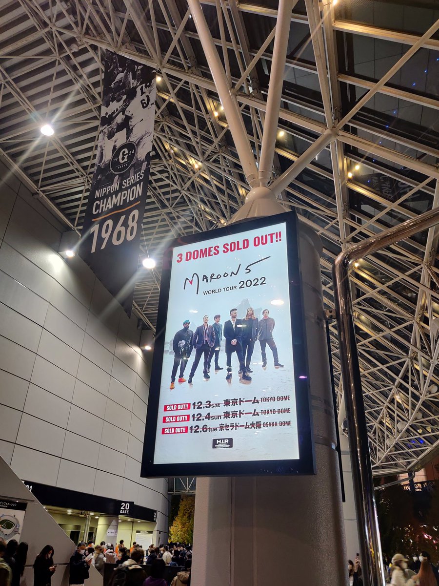 bm312's tweet photo. Maroon5 in Tokyo Dome!
So happy to get to see them play here in Japan. The setlist is just perfect.
Too bad the queue for the merch is insanely long and many stuffs sold out very quickly...
#Maroon5
#Maroon5東京ドーム https://t.co/DHbpohlmXb