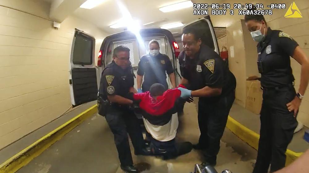 afronews's tweet photo. Five officers charged after Black man paralyzed in police van
By The Associated Press
https://t.co/Awr7kDslHF
#RichardCox #RandyCox #NewHavenPolice #Connecticut https://t.co/zOMD0JZtNR