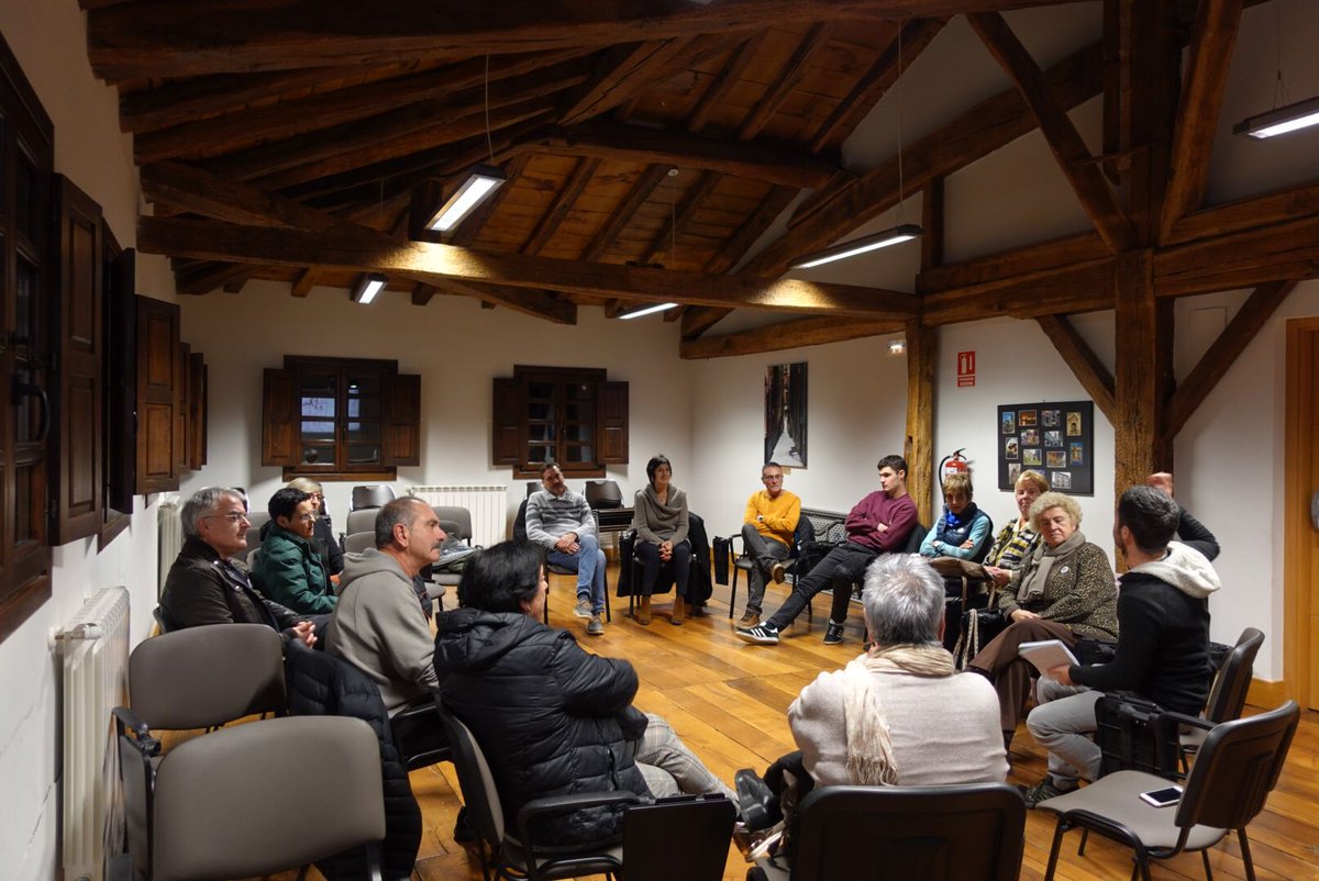 Azken egun hauetan emanaldi eta hitzaldi ezberdinak izan ditugu Bergara, Derio, Altsasu, Etxarri, Durango eta Portugaleten.

Euskararen aldarria egunero herririk herri zabaltzea beharrezkoa delako eskerrikasko parte hartu duzuen guztioi👏👏
#Euskarak365Egun
#EuskalHerrianEuskaraz