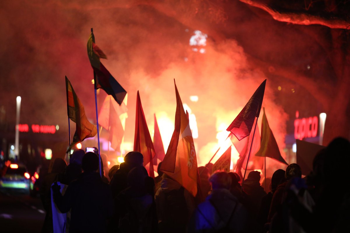 Gegen die Angriffe der Türkei auf Rojava und Südkurdistan gab es am Samstag Proteste in Kassel. Die Demonstration solidarisierte sich mit den feministischen Kämpfen der kurdischen Autonomiebewegung und der Revolte im Iran.

flic.kr/s/aHBqjAhMXP

#JinJiyanAzadi #WeSeeYourCrimes