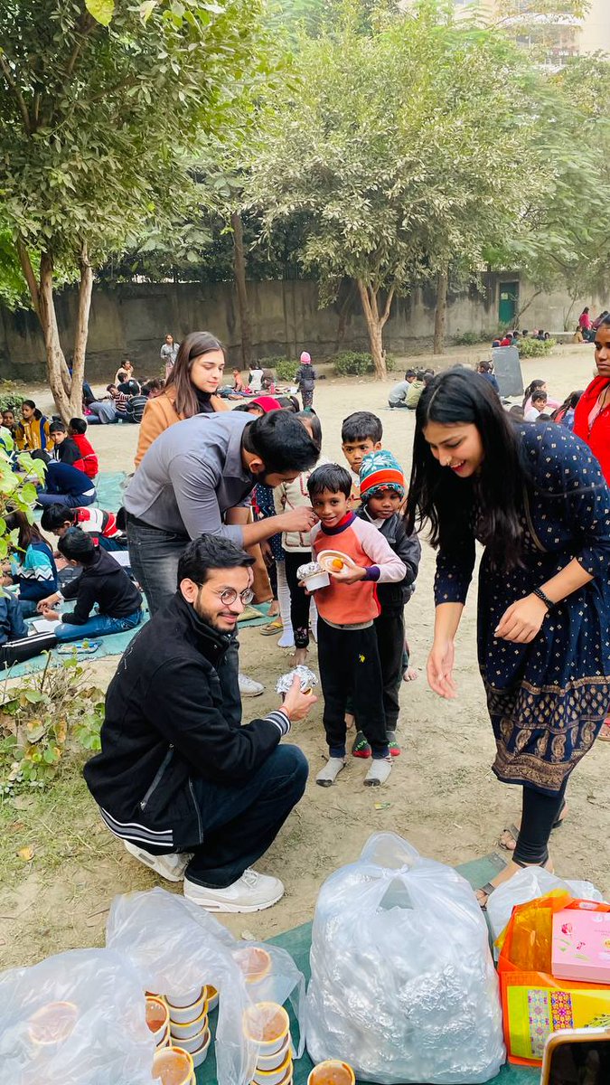 VaishnaviRupam's tweet photo. When you meet only then you realise they just need some love and support ❣️ 

#parkshala #leo_club #food_distribution https://t.co/7JuDEoQkeT