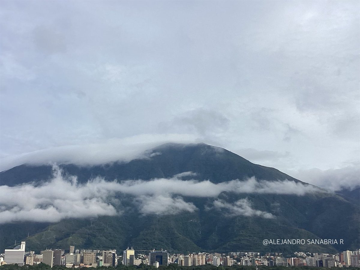 AlexSanabriaR's tweet photo. El #Avila #amanecer #4Dic #Venezuela https://t.co/OAq4WTcS60
