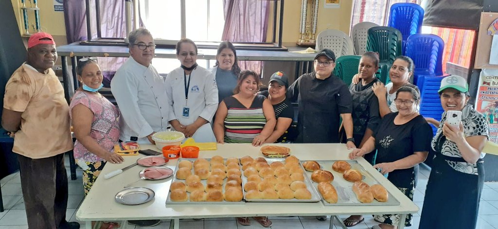 fcleoguerrero's tweet photo. En @fcleoguerrero seguimos trabajando por y para la comunidad, culminamos el taller de panadería básica, impartido por la Facultad de Gastronomía como parte del proyecto de nutrición que tenemos como Fundación con la @UdeGuayaquil https://t.co/Lth6UkjLT2