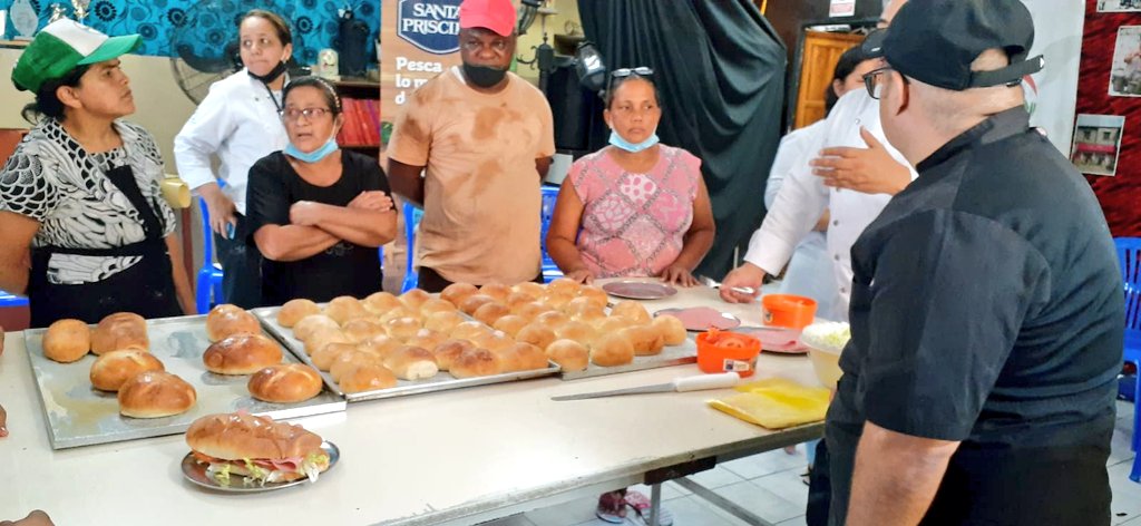 fcleoguerrero's tweet photo. En @fcleoguerrero seguimos trabajando por y para la comunidad, culminamos el taller de panadería básica, impartido por la Facultad de Gastronomía como parte del proyecto de nutrición que tenemos como Fundación con la @UdeGuayaquil https://t.co/Lth6UkjLT2