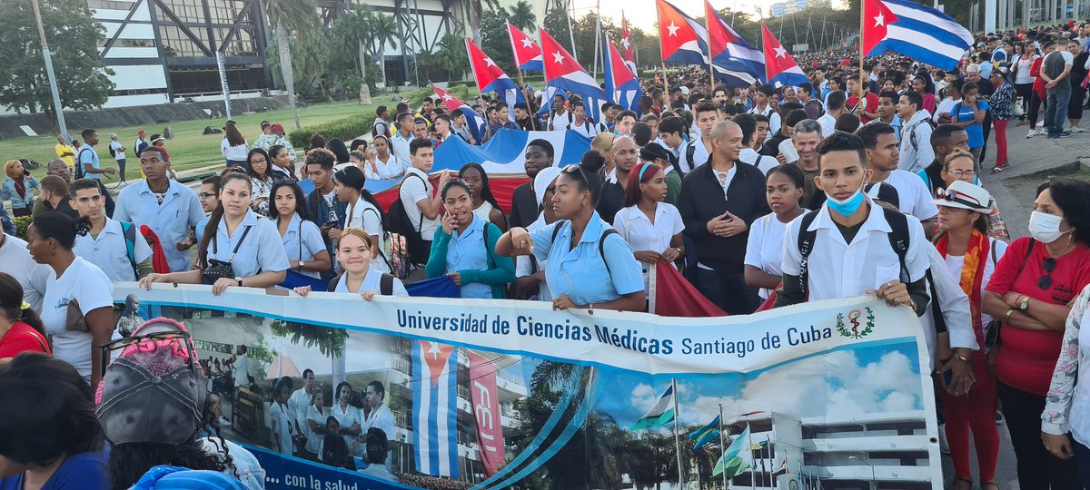 LuisMigVa's tweet photo. #FETS encabezando Peregrinación por el 6to Aniversario del traslado de los restos de nuestro Comandante en Jefe Fidel Castro Ruz a #SantiagodeCuba.
@MigdaliaFerna
@BismarysR
@lambert_yaima
@MarleneBuenoBl1
@UjcUcmSc
@fetstgo https://t.co/3L57hjtP3p