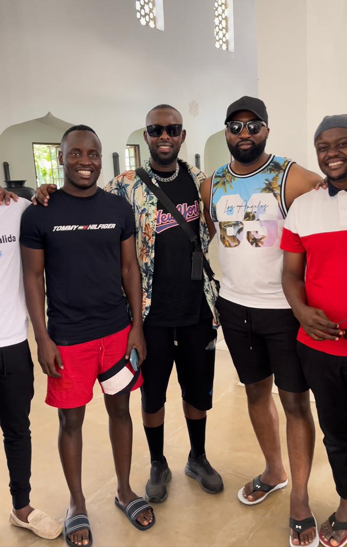 eddykenzoficial's tweet photo. Before nga sheik muzata tanatuva kumaso namusanga nemubuzako era netunyumya bwenasanze Dr Hamza Sebunya nga siyinza muyitako buyisi  mukama katonda ayagala nyo emirembe 

I'm glad we met and greet, stay blessed brother 👋

One love always #drsebunya https://t.co/Fgn8Rq801C