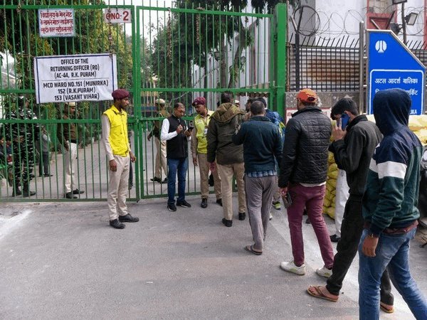 #MCDElections: 45% voter turnout recorded till 4 pm

#DelhiMCDElections #MCDElection  #MCDElection2022 #DelhiElections #Election2022