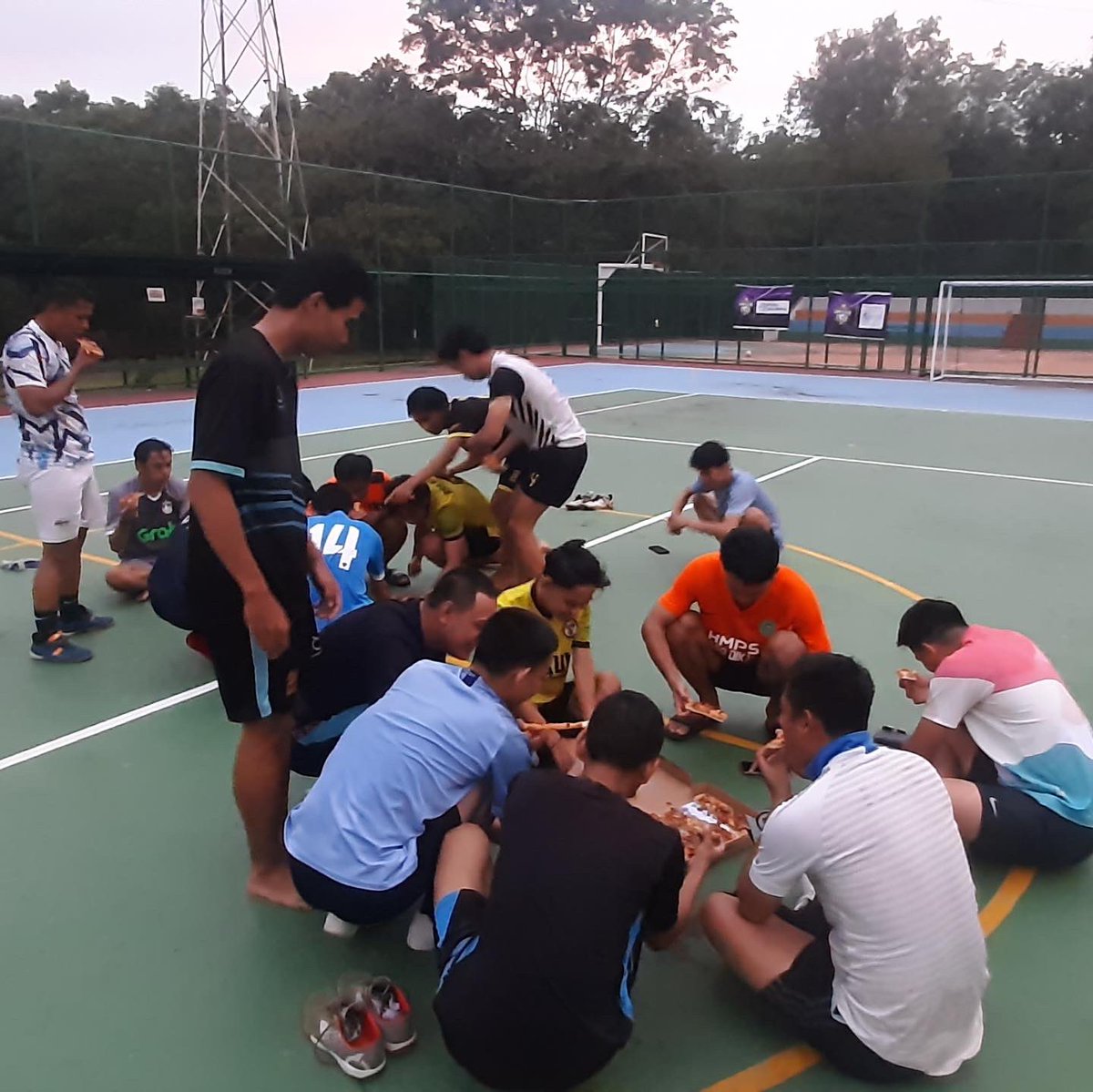Trofeo yang di rangkaikan dengan syukuran kecil-kecilan anniversary UKM SEPAK BOLA HUKUM UNHAS yang ke 29thn
