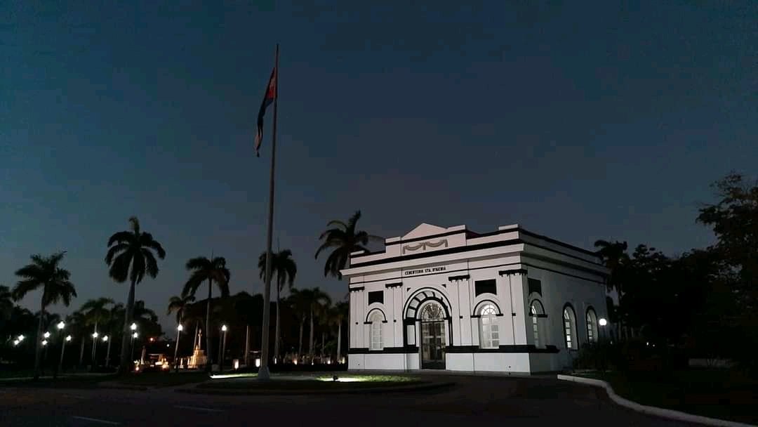 StgoUjc's tweet photo. Así amanece nuestro Cemeneterio Patrimonial "Santa Ifigenia", en espera q todo el pueblo d #SantiagoDeCuba llegue hasta él, para rendirle merecido tributo a nuestro Invicto Comandante en Jefe #FidelPorSiemprem, a 6 años de de haber sido depositados sus restos en este Campo Santo. https://t.co/FzTI1uOiHW