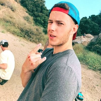 taylukeswift13's tweet photo. It's me! Hi. I'm Luke. Y'all miss me? #LukeIsBack due to popular demand. https://t.co/YZ03zjdrBR