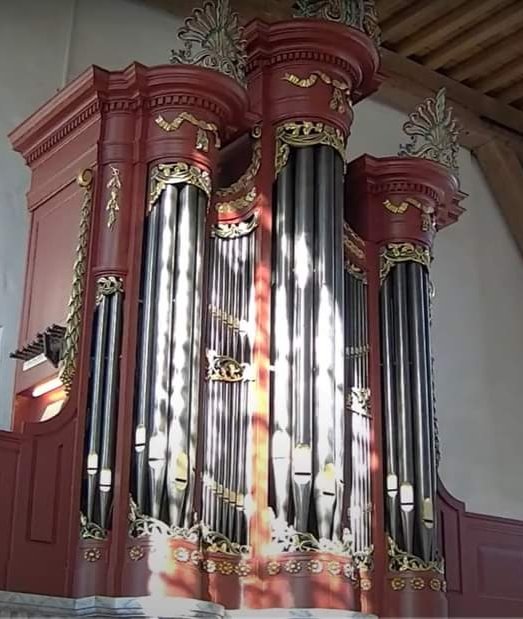 HooikammerJoke's tweet photo. Doopdienst vanmorgen in de Oude Kerk Ermelo. Na afloop komen er een paar mannen naar mij toe : een vrouwelijke organist hebben we nog nooit gezien....nou, u kunt echt goed spelen hoor....🥴🎹😧 #organist #mannenwereld #verbluft. https://t.co/JLq0p3h5bi