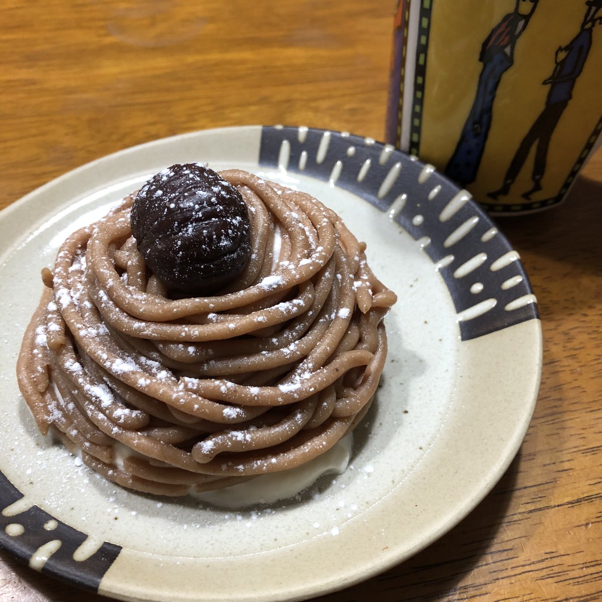 ティータイム☕️ 紅茶 久々ケーキ作り 職場でマロンペースト頂いたので🌰 と言ってもアーモンドパウダー無いのでダックワーズ焼かず食パン少しトーストし土台に🍞 ペーストが上等なのかラム酒のお陰か美味しくできた✨