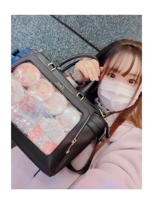 ことのさんと一緒にウィンターライブ行ってきました流れでお揃いの服着てくれてまじで最高だったし、ガチ初対面と思えないくらい楽しかった…ありがとう………………(可愛かった)ライブ中支え会えてよかった…みんなおめでとうくれて、ありがとうございます 