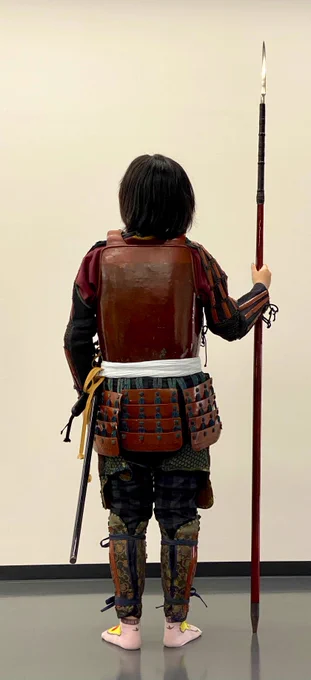 先日、私物の甲冑を学生に着付けした。モデル身長150cm、これくらいの体格がジャストフィットするようである。脇差、槍、脛当は現代、他は江戸時代 