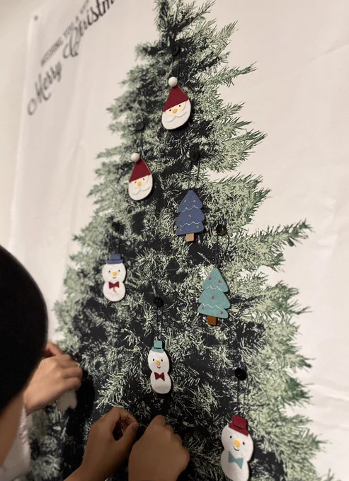 立体のクリスマスツリーだと猫達が噛んでしまうため、我が家はタペストリーですでもキラキラ綺麗ですフェルトのオーナメントは、私がやる気のあった時に作ったもの今は作れる気がしない 