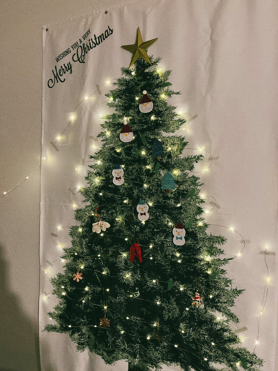 「立体のクリスマスツリーだと猫達が噛んでしまうため、我が家はタペストリーですでもキ」|くもやあきこのイラスト