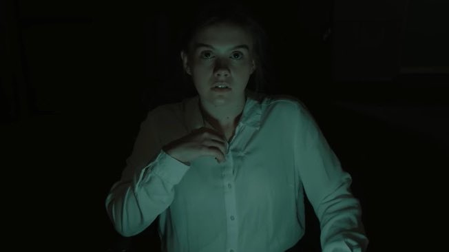 เป็นหนังสั้นสยองที่น่ากลัวที่สุดเรื่องนึงของปีนี้เลย 𝐏𝐨𝐫𝐭𝐫𝐚𝐢𝐭 𝐨𝐟 𝐆𝐨𝐝 สาวคนนึงเตรียมพรีเซ้นเรื่อง “รูปของพระเจ้า” แต่รูปที่พรีเซ้นคือภาพดำๆ ว่างเปล่า ถึงแบบนั้นก็มีหลายคนจ้องภาพนี้แล้วอ้างว่าเห็นบางอย่าง แต่ตัวเธอที่เป็นคนศึกษาเรื่องรูปนี้กลับไม่เห็นอะไรเลย จนกระทั่ง