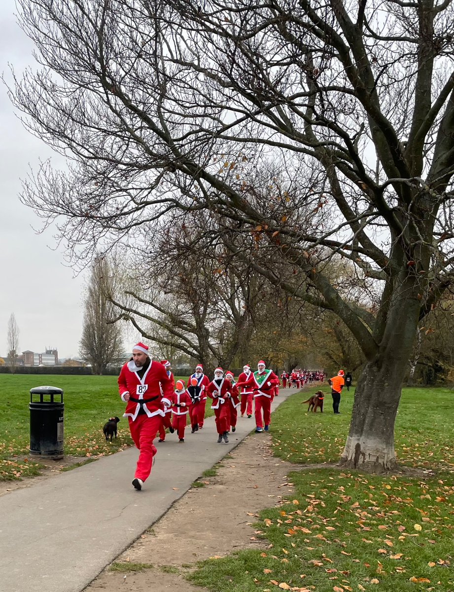 carolyn_a7's tweet image. 🎅🏼🤶🏻🎅🏼🤶🏻🎅🏼🤶🏻🎅🏼🤶🏻🎅🏼🤶🏻🎅🏼🤶🏻
It’s beginning to look a lot like Christmas especially when 100s of Santas come running towards you … well done all 👏🏻 Apologises to numerous Santas who nearly went flying when my dog tried to take part 🫢 

@gbchospice #FestiveFunRun #DansonPark