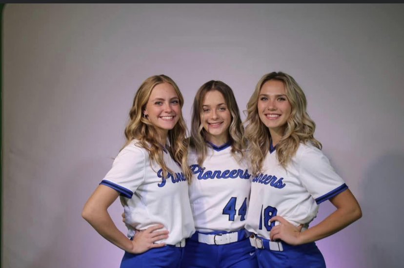 cosaylor2022's tweet photo. Pioneer women ready to go🥎 https://t.co/gAgUE8ot5C