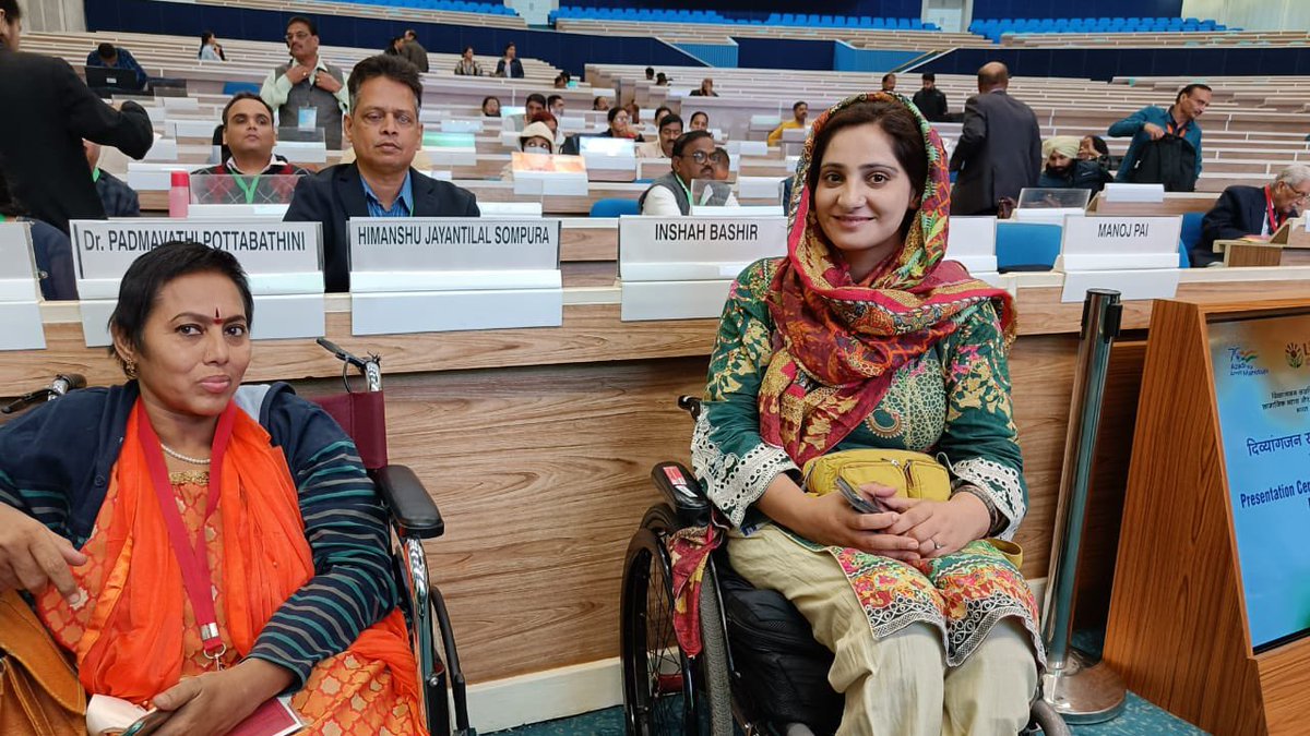 TheDailyMilap's tweet photo. کشمیر کی بیٹی انشاء بشیر نے صدر جمہوریہ دروپدی مرمو سے معذوری سے متاثرہ افراد کو بااختیار بنانے سے متعلق قومی ایوارڈ حاصل کیا۔ @ZUBI_26 https://t.co/SWcCgzLT9m @MilapNN #JammuAndKashmir #India #InshaBashir https://t.co/kDVBi25mnO