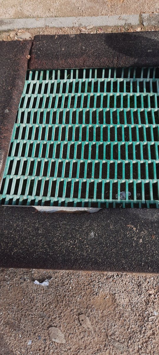 marinavs92's tweet photo. @Ayto_Sevilla ¿cuándo vais a arreglar la zona de saltar del parque de la avd. médicos sin fronteras? o estáis esperando que un niño se haga daño para arreglarlo? https://t.co/QynA9puLSp