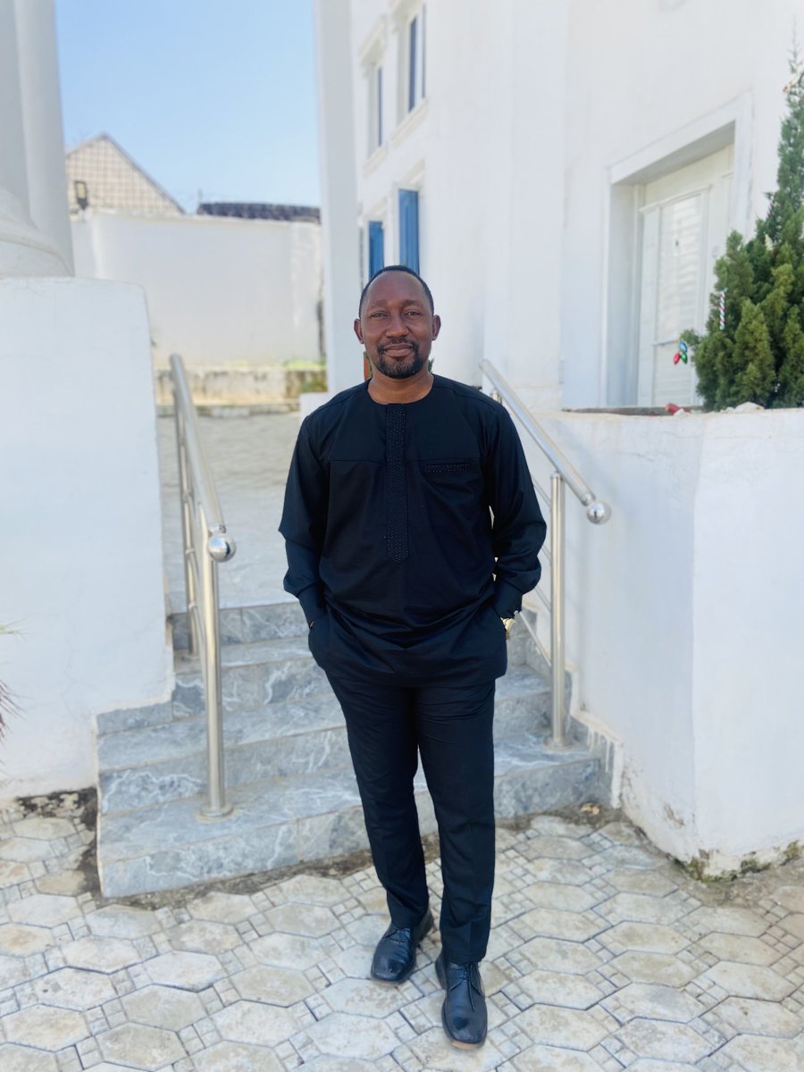 Just like my President HE Peter YAKUBU Temitope Obi… I am rocking my black kaftan… Oh I forgot the bag. Follow who know road.