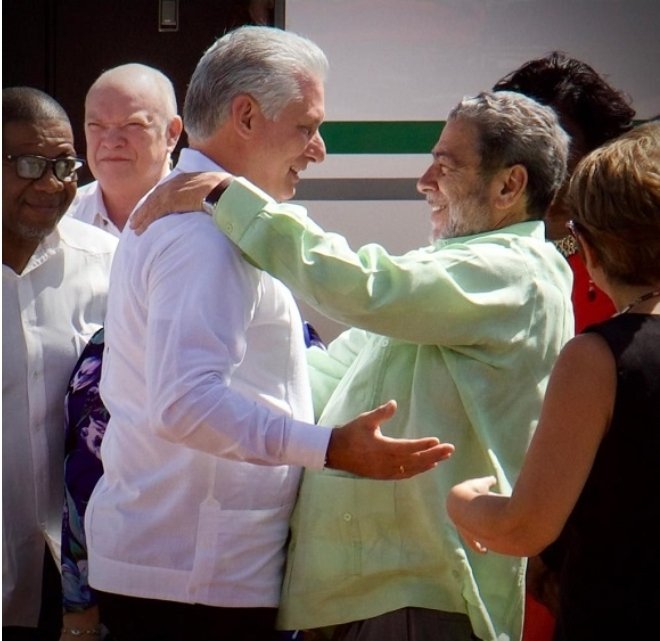 Siempre da gusto estar entre hermanos. #Cuba #SanVicenteylasGranadinas @DeZurdaTeam_
