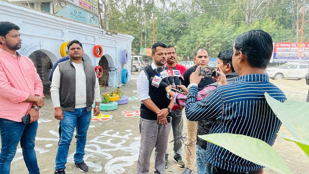 NPP_Raebareli's tweet photo. आप सभी को अवगत कराना है कि  नगर पालिका परिषद रायबरेली द्वारा 
प्रतिबद्ध :  75 जनपद, 75 घंटे, 750 निकाय अभियान के तहत 01 से 04 दिसम्बर तक  चलाया गया मेगा स्वच्छता अभियान और कूड़े के ढेर हुए पूर्णतः साफ़ ।

#SwachhSurvekshan2023
#YouthVsGarbage
#SwachhBharatMission https://t.co/6vXZ8R3V2x