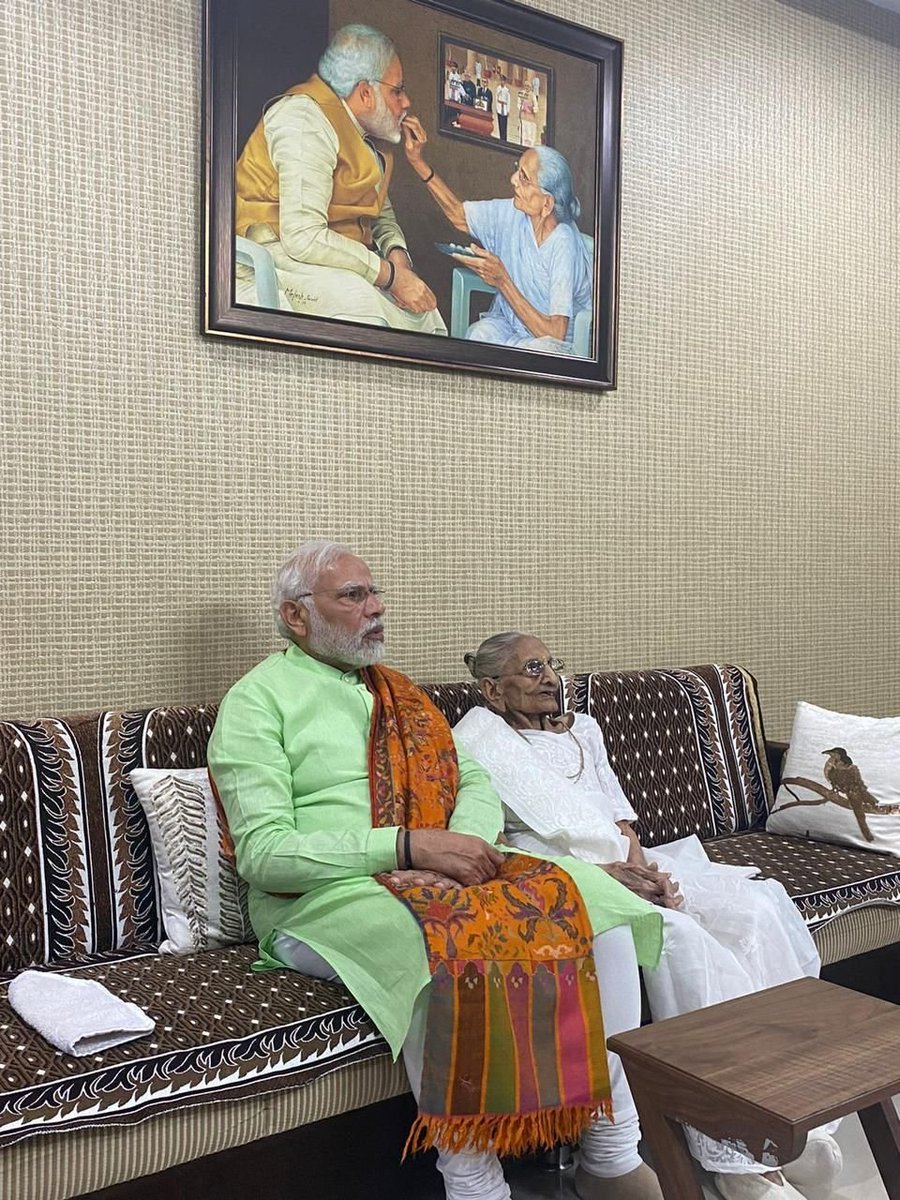 NavbharatTimes's tweet photo. गुजरात: प्रधानमंत्री नरेंद्र मोदी ने गांधीनगर में अपनी मां हीराबेन मोदी से मुलाकात की। #pmmodi #GujaratElections2022 https://t.co/Fa1XsUPC8f