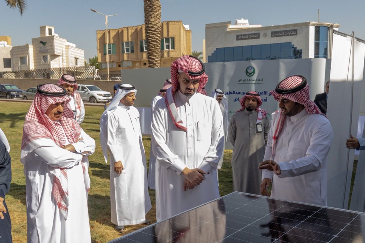 BinAyyafFaisal's tweet photo. دشنا اليوم مشروع "الطاقة الشمسية" في مبنى وكالة التشغيل والصيانة بـ #أمانة_منطقة_الرياض من خلال استغلال مواقف السيارات لتركيب الألواح الشمسية، لتشغيل المبنى و توفير محطات لشحن السيارات الكهربائية..

 نأمل بأن تكون هذه بداية بناء نموذج اقتصادي مستدام بيئياً لباقي مباني المدينة.. https://t.co/DPrtK34svX