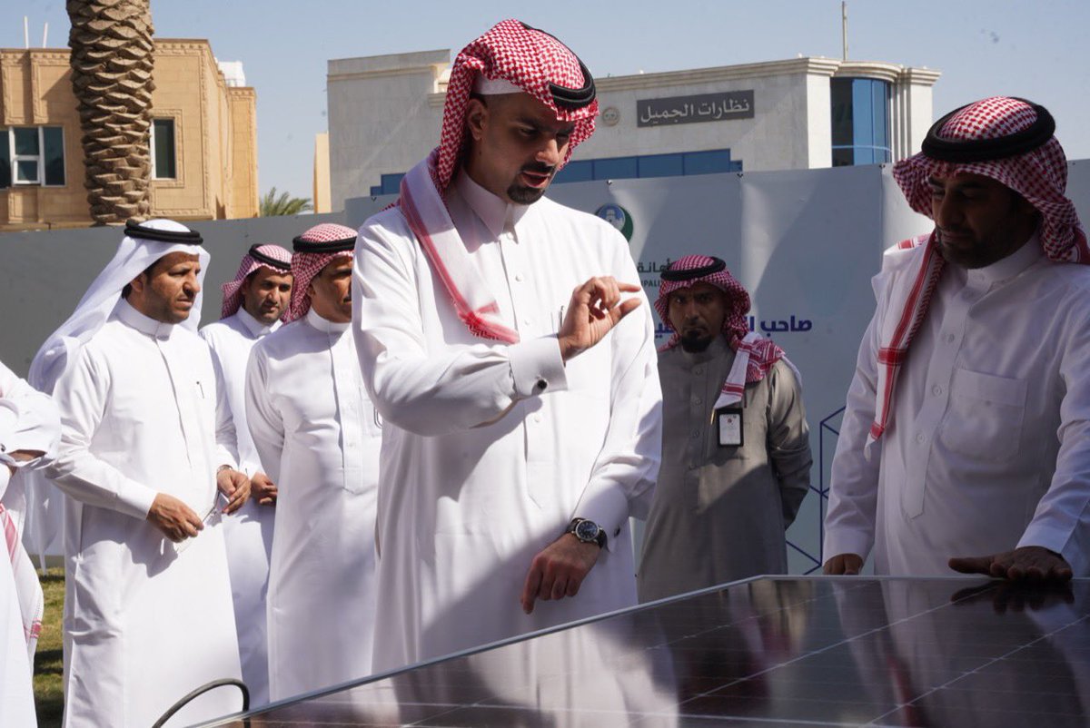 BinAyyafFaisal's tweet photo. دشنا اليوم مشروع "الطاقة الشمسية" في مبنى وكالة التشغيل والصيانة بـ #أمانة_منطقة_الرياض من خلال استغلال مواقف السيارات لتركيب الألواح الشمسية، لتشغيل المبنى و توفير محطات لشحن السيارات الكهربائية..

 نأمل بأن تكون هذه بداية بناء نموذج اقتصادي مستدام بيئياً لباقي مباني المدينة.. https://t.co/DPrtK34svX