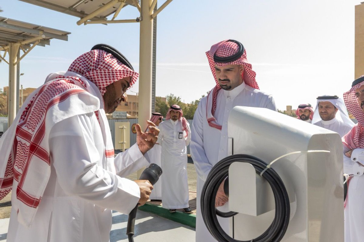 BinAyyafFaisal's tweet photo. دشنا اليوم مشروع "الطاقة الشمسية" في مبنى وكالة التشغيل والصيانة بـ #أمانة_منطقة_الرياض من خلال استغلال مواقف السيارات لتركيب الألواح الشمسية، لتشغيل المبنى و توفير محطات لشحن السيارات الكهربائية..

 نأمل بأن تكون هذه بداية بناء نموذج اقتصادي مستدام بيئياً لباقي مباني المدينة.. https://t.co/DPrtK34svX