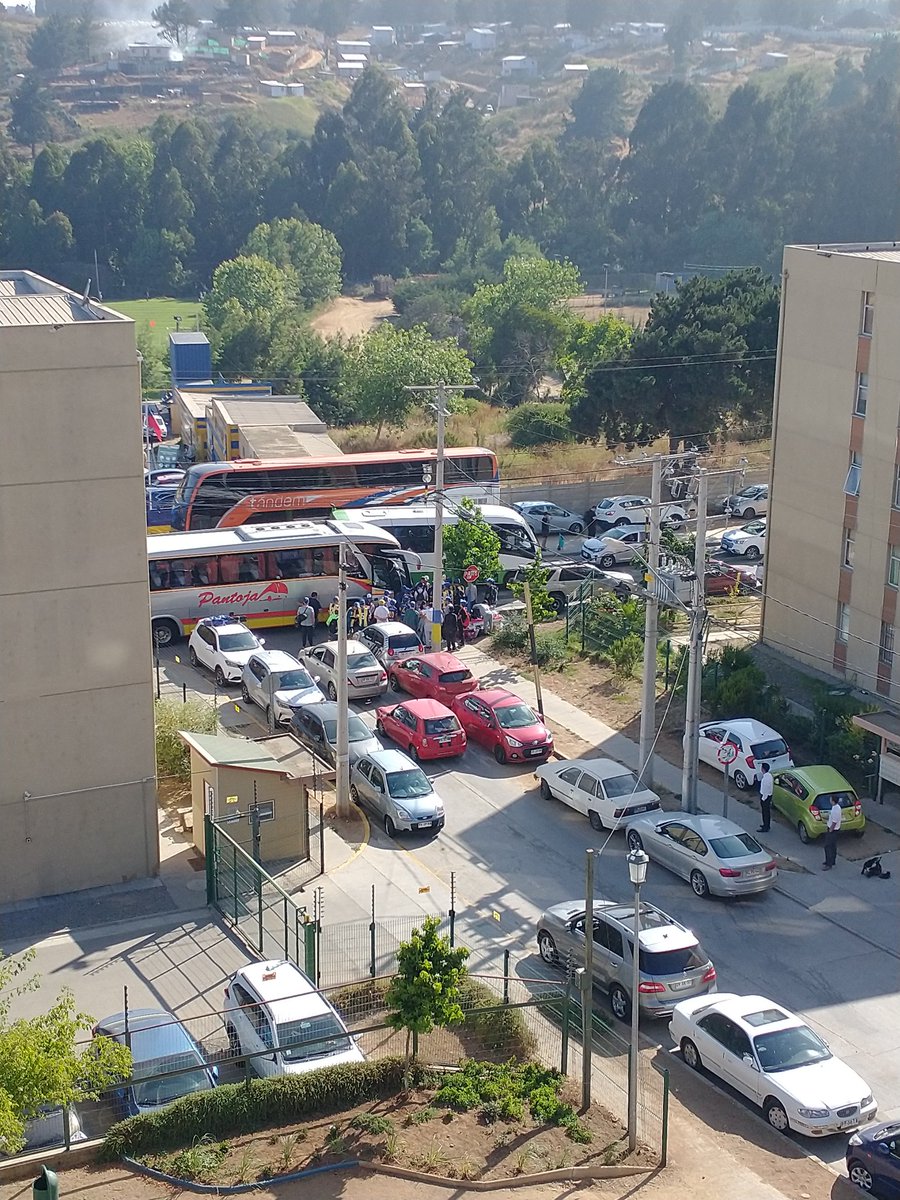 Alex_OroyCielo's tweet photo. @evertonsadp por que no arriendan el complejo municipal de al lado, para que lleguen los buses y autos de la gente que viene al complejo, que pasa alli @MacaRipa @vinadelmar @radio_festival @RadioValparaiso @NacionOroyCielo favor dar soluciones. Gracias https://t.co/vJfmXHEYcL