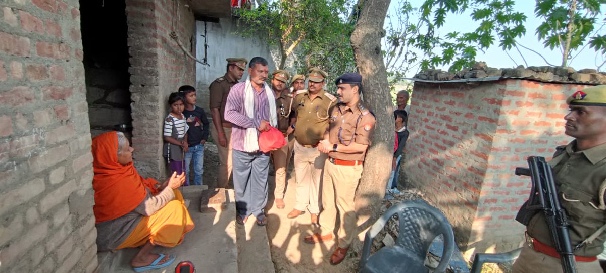 maharajganjpol's tweet photo. #ऑपरेशन_सवेरा के तहत क्षेत्राधिकारी नौतनवा तथा थानाध्यक्ष सोनौली महेंद्र कुमार द्वारा परसा सोनौली में गरीब परिवार के लोगों को मुलाकात की गई। उनका हाल चाल लेते हुए आवश्यकतानुसार खाद्य सामग्री उपलब्ध कराई गई। https://t.co/udYa9q3niZ