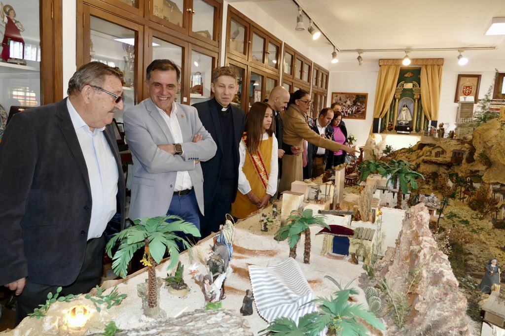 SerranoJAntonio's tweet photo. 🎄 Nuestras Peñas Huertanas juegan un papel fundamental en la #Navidad del municipio.
La peña #ElAlmirez de la pedanía de #SantoÁngel es el escenario de uno de los belenes más importantes y como siempre, ha quedado estupendo. 👏👏Enhorabuena
¡No lo dudéis y venid a visitarlo! https://t.co/dSDI8zc7as