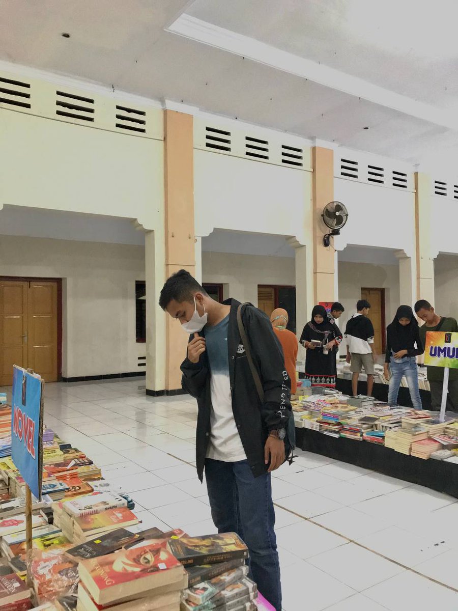 zogy_rz's tweet photo. Gemar membaca melihat indahnya kata-kata
Ditulis para penyair yang paling mahir
Sayangnya, aku ingin jadi penyihir:
Mempengaruhi perasaanmu,
Senantiasa memandangku.
Dan, aku pandangi balik
Kata-kata paling indah
Ternyata senyummu.

04-12-2022 (yrs) https://t.co/D6Frgau4eE