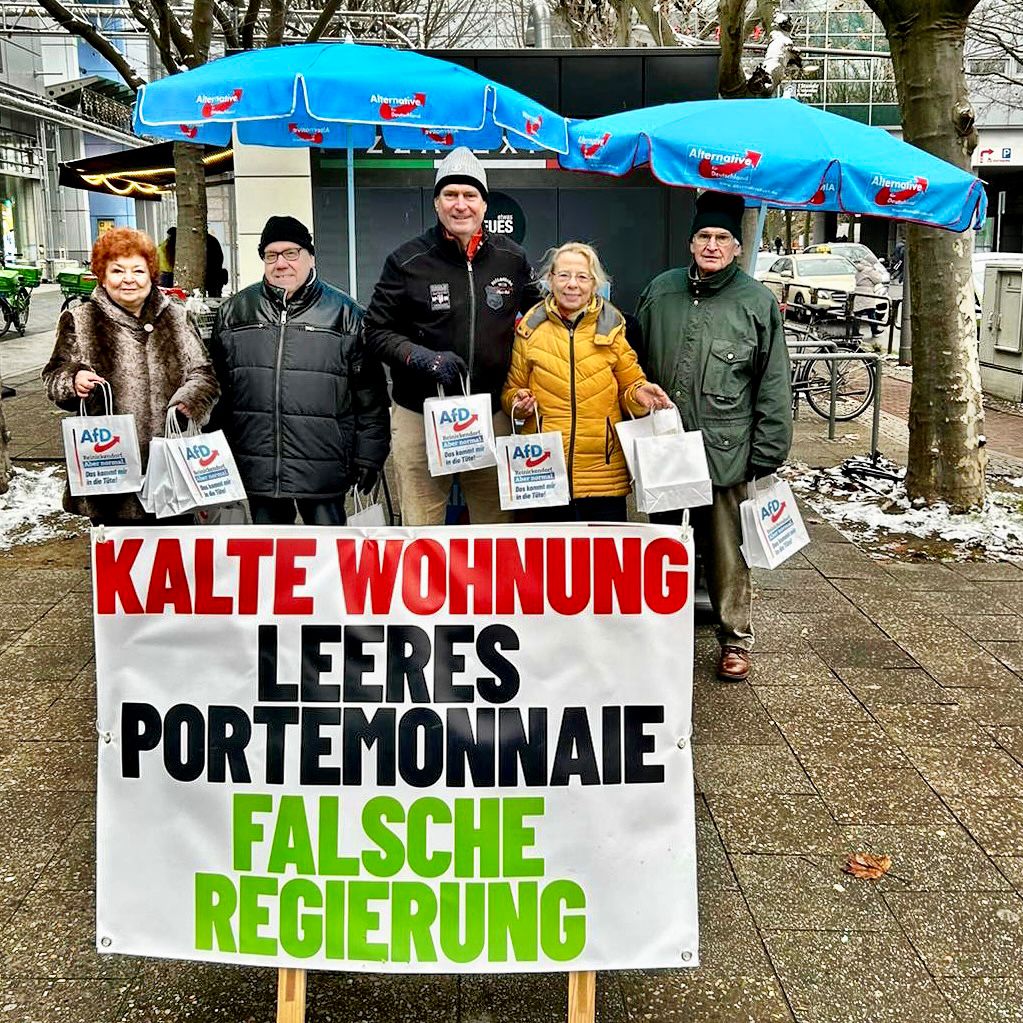 ❄ ☃️ Auch bei Schnee und kühlen Temperaturen: Die <a href="/AfD_Rdorf/">AfD Reinickendorf</a> war auch an diesem Samstag wieder mit zwei Infoständen auf der Straße unterwegs. Dieses Mal mit unseren Standleitern <a href="/WiedenhauptRolf/">Rolf Wiedenhaupt</a> in der Ollenhauerstraße und <a href="/UbbelohdeBerlin/">Carsten Ubbelohde</a> am Wilhelmsruher Damm.
