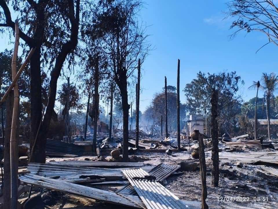 These photos show the aftermath of residential properties in the villages of Debayin tsp where SAC troops have launched an offensive and burnt down the villages since yesterday.  #2022Dec4Coup #WhatsHappeningInMyanmar