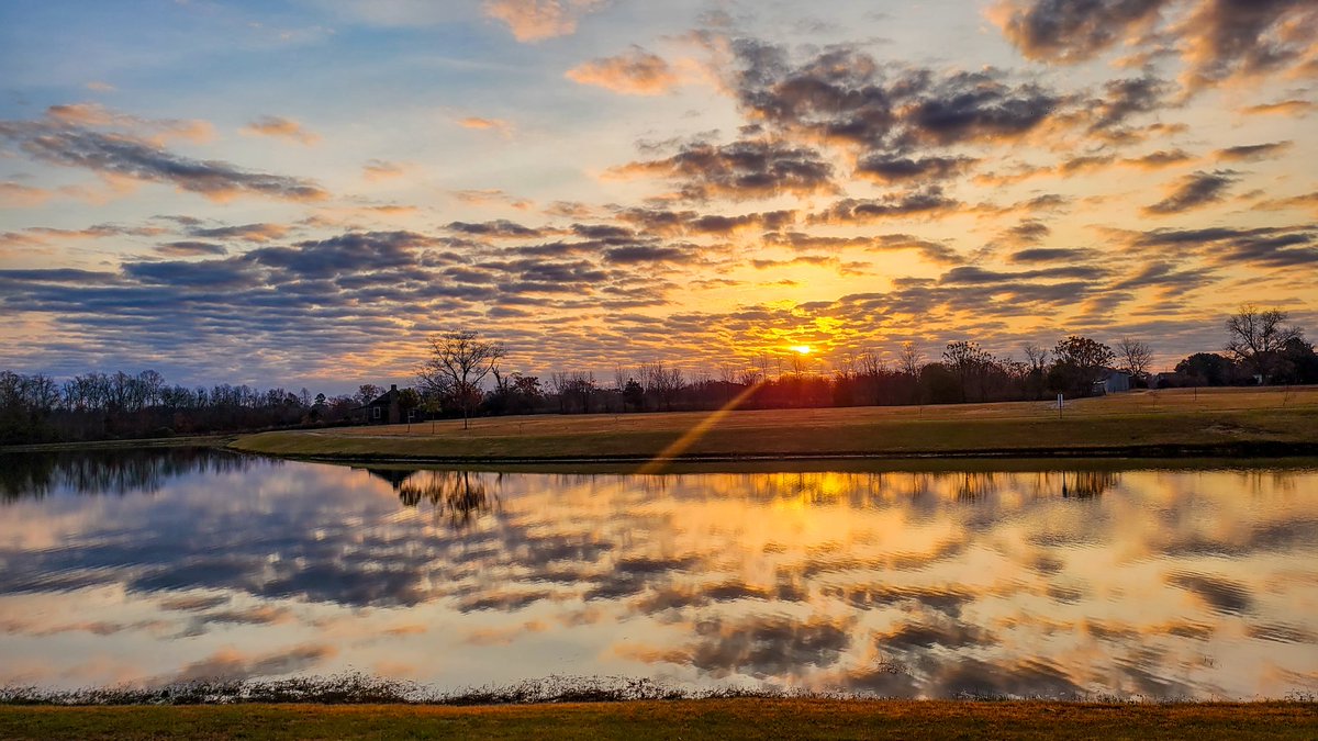 KCreelPhotos's tweet photo. Had a little early start before church today and the sky was so beautiful that I couldn't help myself but enjoy a beautiful Sunday Sunrise. 

@EdPiotrowski @jamiearnoldWMBF @JohnSmithWX @AndrewWMBF https://t.co/K7RB1kA4mu