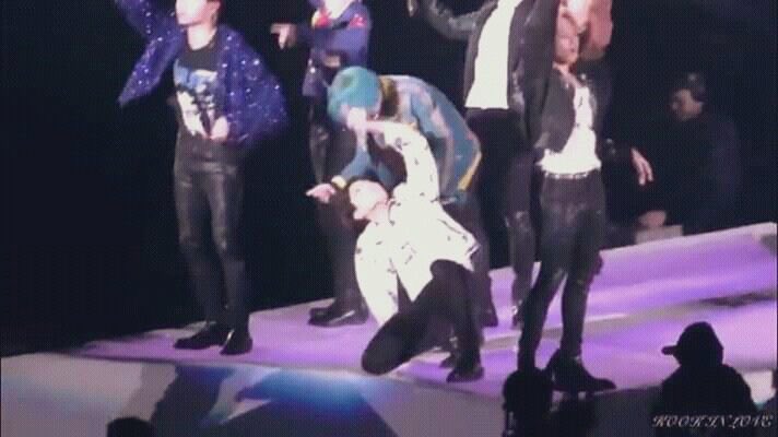 myu_kookv's tweet photo. Taekook?????? https://t.co/goJiTfWtqA