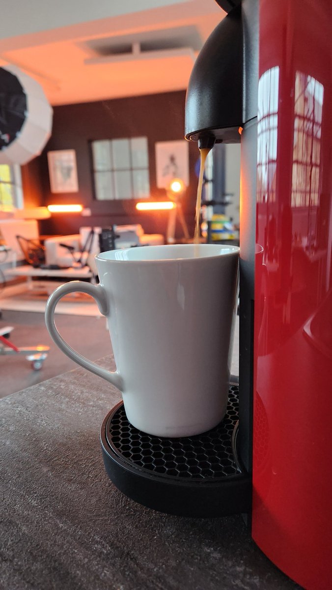 AlexGTech1's tweet photo. PUT THAT COFFEE DOWN!
Coffee is for closers only 😆 
📷: Fold 4 #workingonsunday https://t.co/6yJPlhIGCE