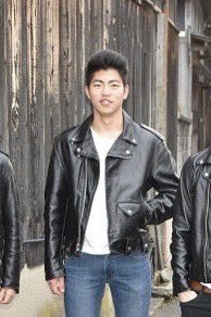 themadgentles's tweet photo. 【📣ワンマンまであと5日📣】

本日の #マッジェンメモリアルフォト は
我々のスーパーベーシスト「ラバー亭"魂"」特集！！📖

クールに見えて案外お茶目でおっちょこちょいな一面が沢山あります。

メンバー間での愛称は「ﾃｿ」

#ラバー https://t.co/MYERlqmeuE