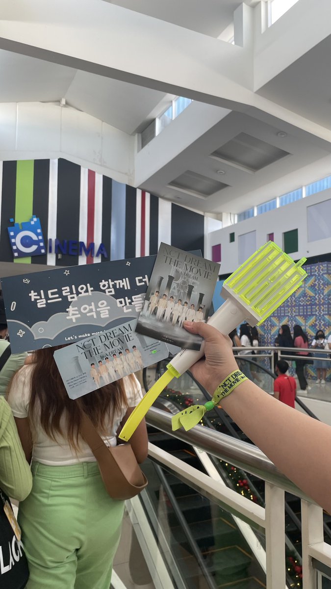 maryeooong's tweet photo. NCT DREAM THE MOVIE IN A DREAM💚✨ 
📍SM CITY DAVAO 
📽️Block screening by @DreamieNoonas 
👯‍♀️with my best czennie buddies @mtchmngo @addtocaratzen 

#NCTDREAMTHEMOVIEInADREAM
 #InADreamWith7Dream https://t.co/TdiEOOPIIQ